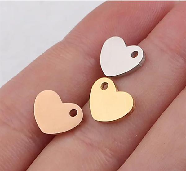 Jednoduchý náramok s razeným príveskom v tvare srdiečka z chirurgickej ocele / 10 mm x 7,5 mm /