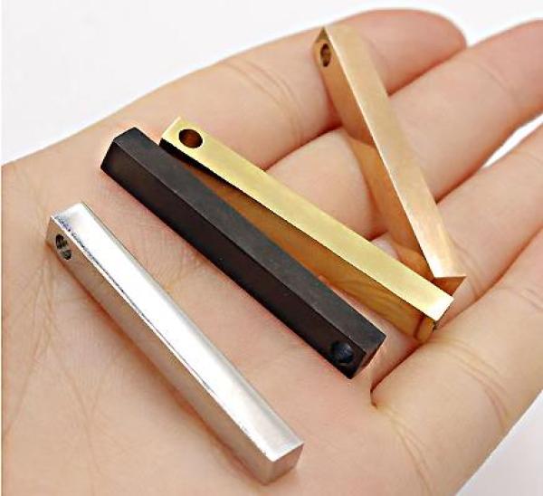 Luxusný náhrdelník s gravírovaným príveskom  /40 mm x 5 mm/ z chirurgickej ocele